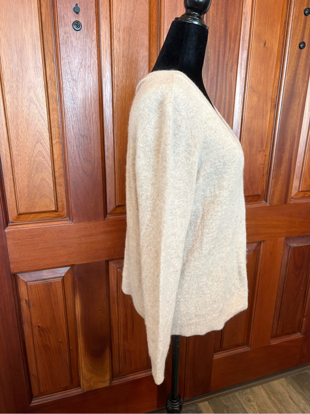 Garnet Hill 100% Cashmere v-neck Sweater  Beige Tan Size Large Quiet Luxury - Picture 3 of 10